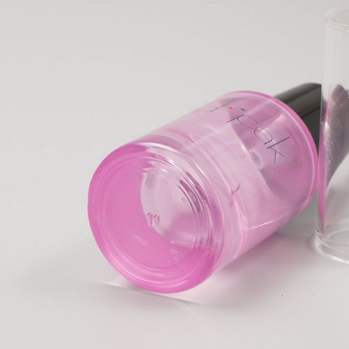 Flacon en verre rose avec bouchon noir