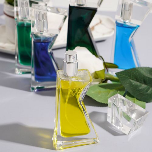 Flacon de parfum en forme de K